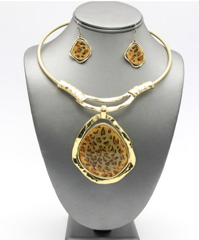 Animal Print Pendant Necklace Set